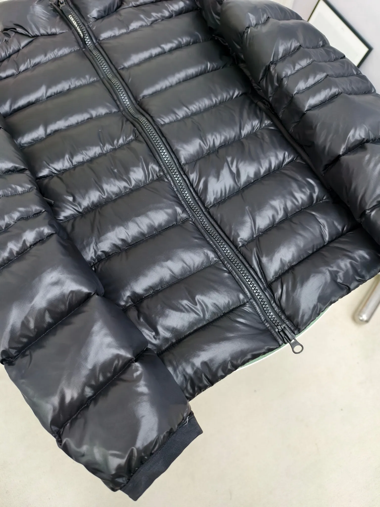 P880 2228M model (high version) Canada goose Crofton down jacket, this is a down jacket suitable for late autumn and early winter: on cold and rainy mornings, it can be used as a layer of warmth inside the rainproof jacket, and can be worn alone in the late autumn and early winter with a little bit of coolness. Filled with white duck down. The Crofton Jacket is a versatile, lightweight and versatile piece that even packs itself in for easy transport. The inner layer has removable elastic straps, making the jacket easy to carry on the shoulder and hands-free. 2 zippered hand pockets with fleece fabric on the knuckle side for softness and warmth. Color: black with black label, black with red label, ocean blue, superoxide blue, silver birch red label, silver birch black label Size: XS-2XL